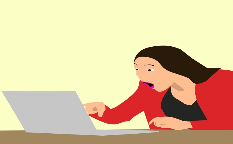 femme sur ordinateur portable ouvrant Outlook Mail