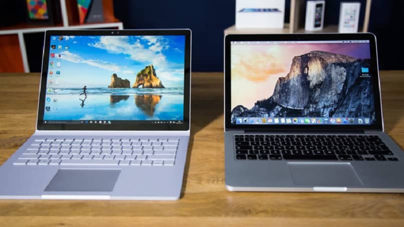deux ordinateurs portables mac sur une table