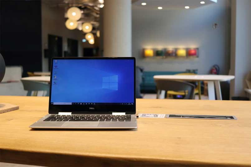 ordinateur portable sur ordinateur de bureau avec windows 10