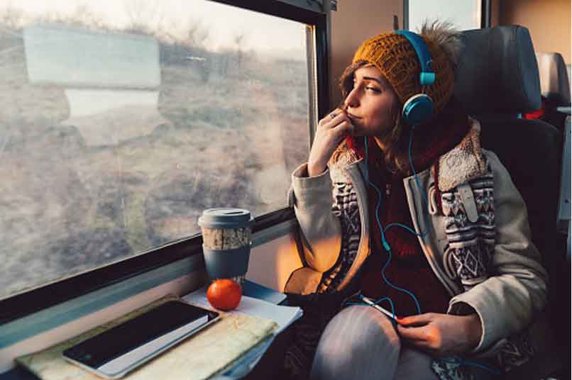 personne écoutant de la musique dans le train